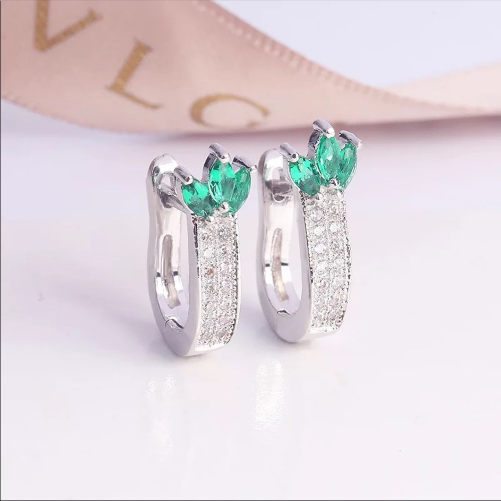 New Women’s 925 Silver CZ Flower Elegant Earrings - Picture 1 of 2